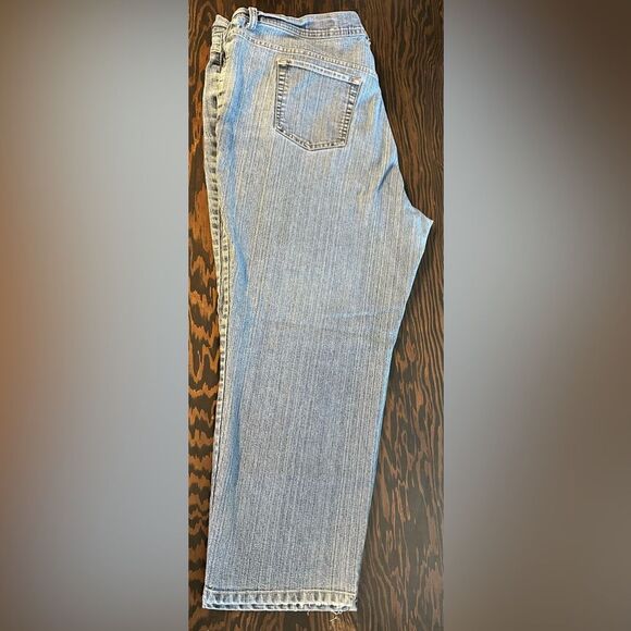 Woman’s Gloria Vanderbilt Amanda Denim Jeans (420) - Picture 1 of 6